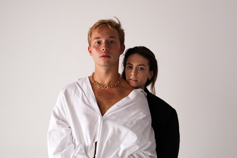 Pareja posando juntos