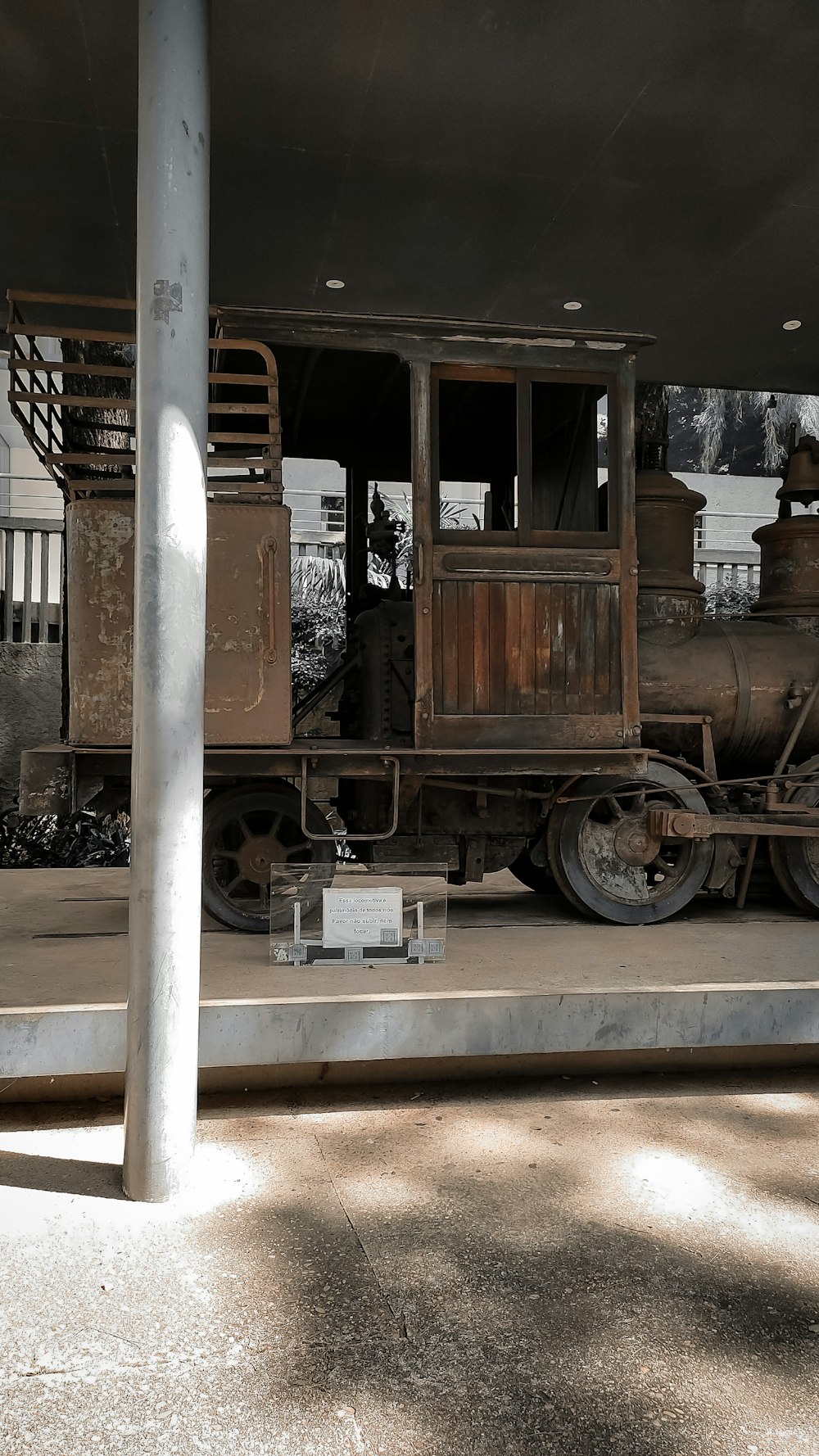 Um trem antigo está em exibição em um museu