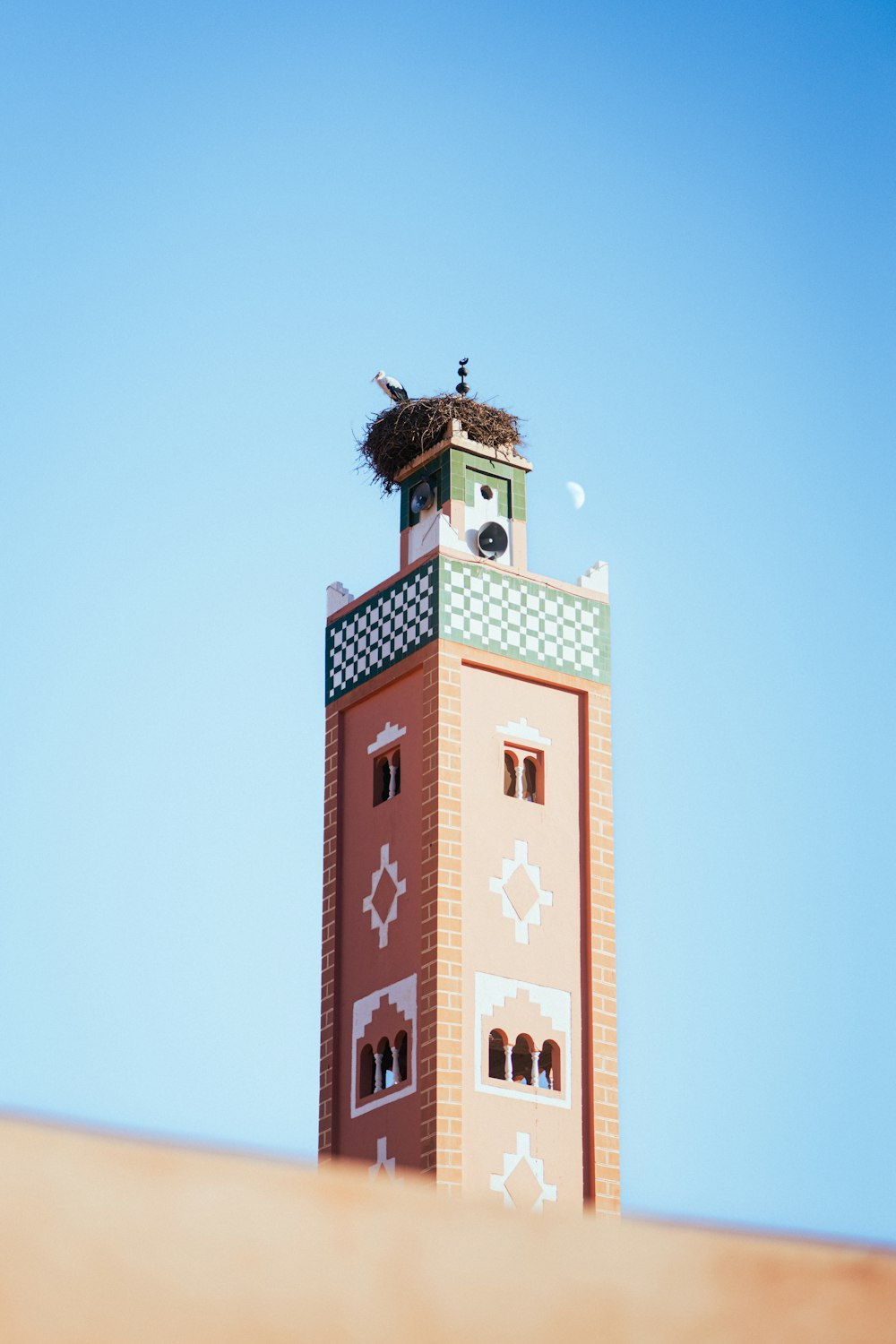 una torre alta con un nido de pájaro en la parte superior