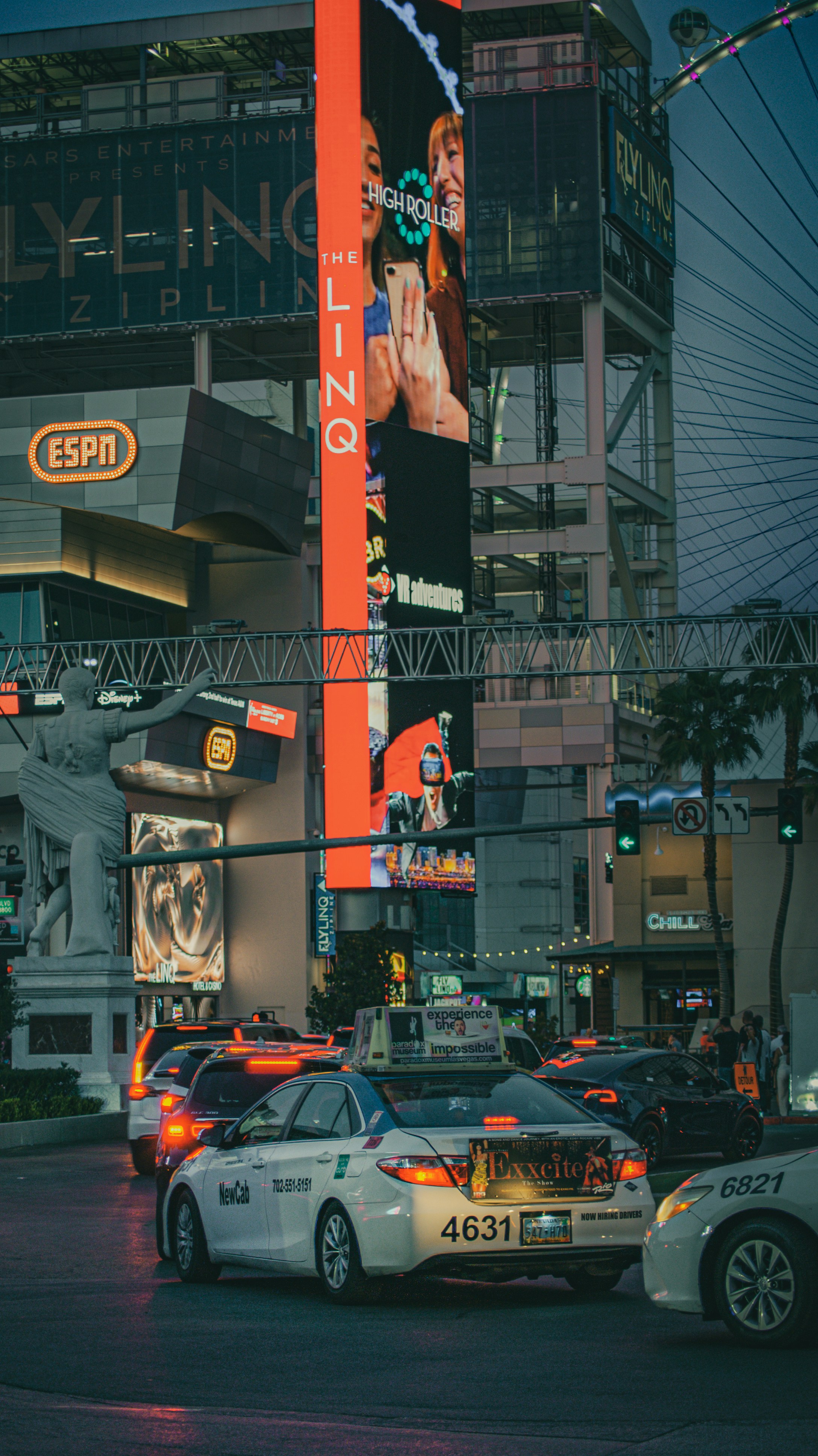 Una strada cittadina piena di traffico accanto a edifici alti