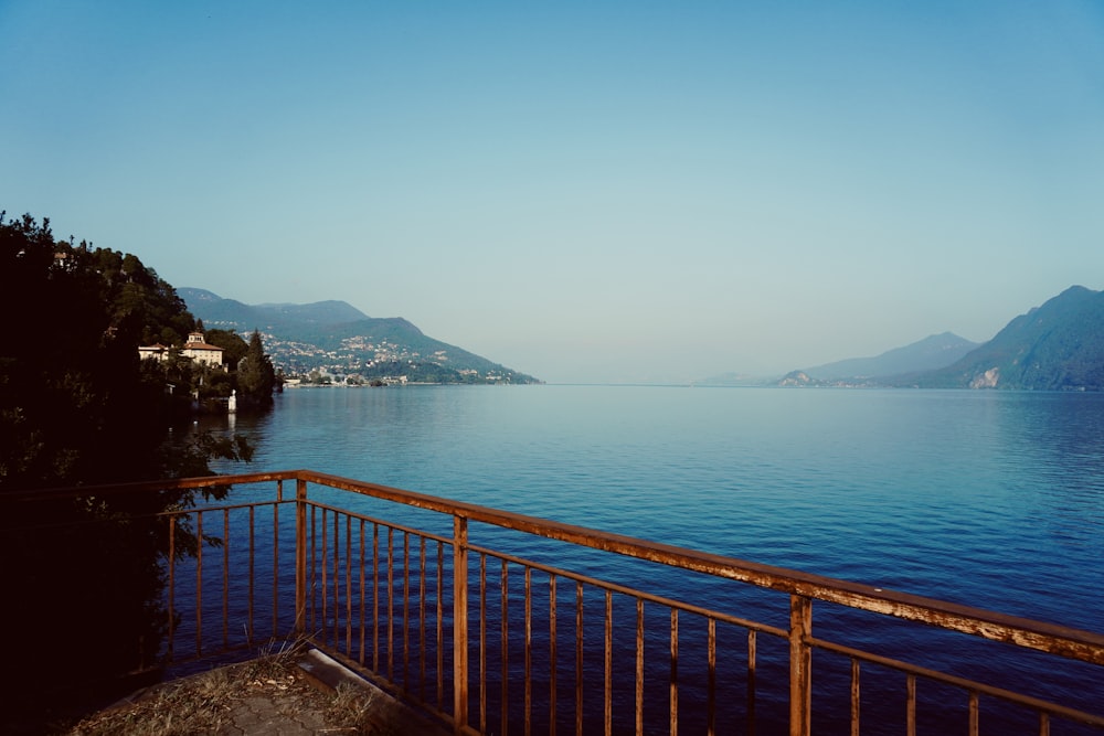 una vista di uno specchio d'acqua con le montagne sullo sfondo