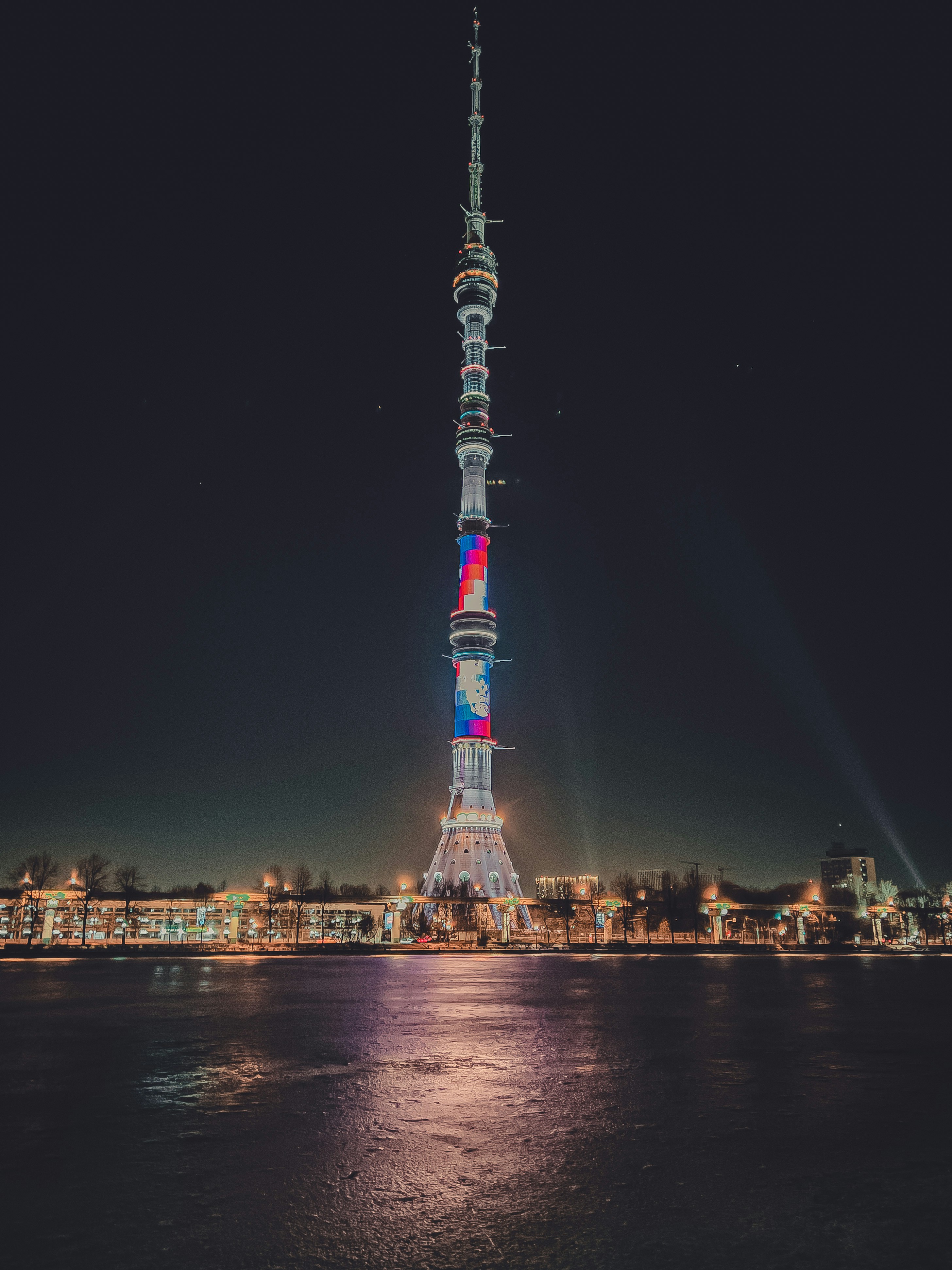 ein sehr hoher Turm, der über einem Gewässer thront