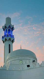 A peaceful mosque in Da Nang glowing softly at sunset, welcoming travelers.