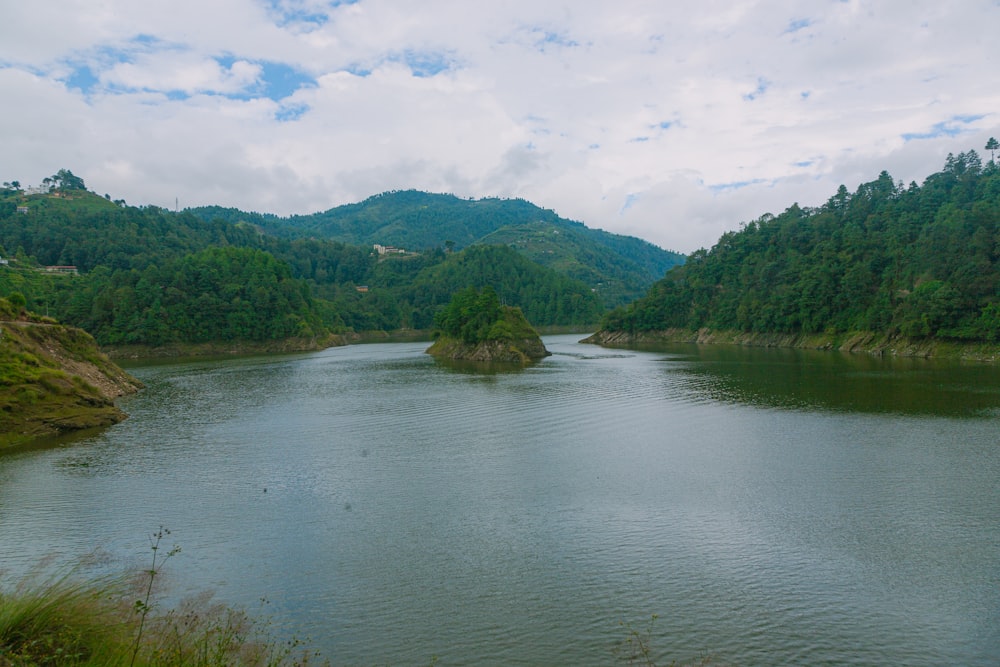 um corpo de água cercado por montanhas e árvores