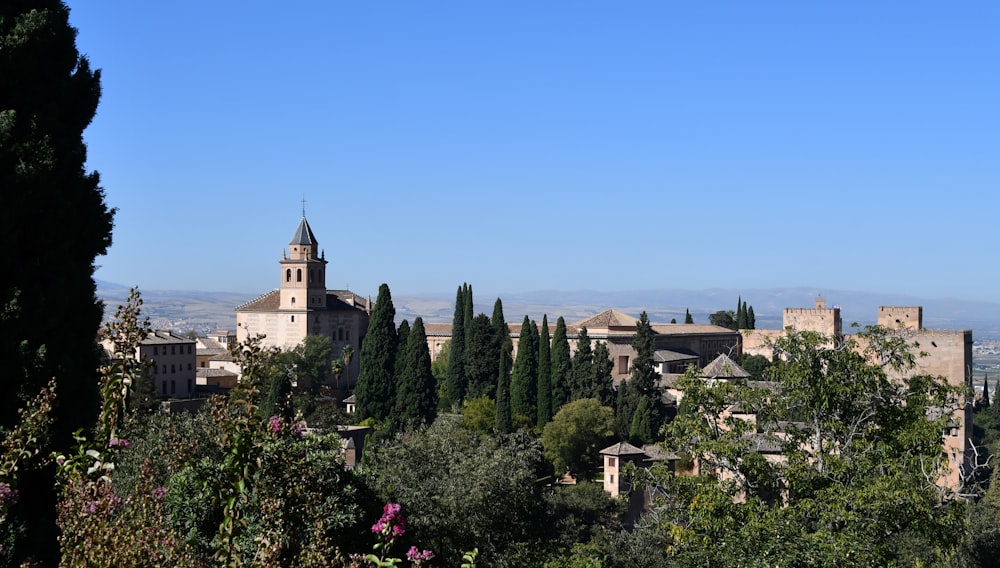 Una vista de un pueblo desde la distancia