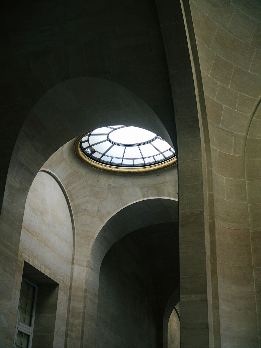 une fenêtre circulaire au milieu d’un bâtiment