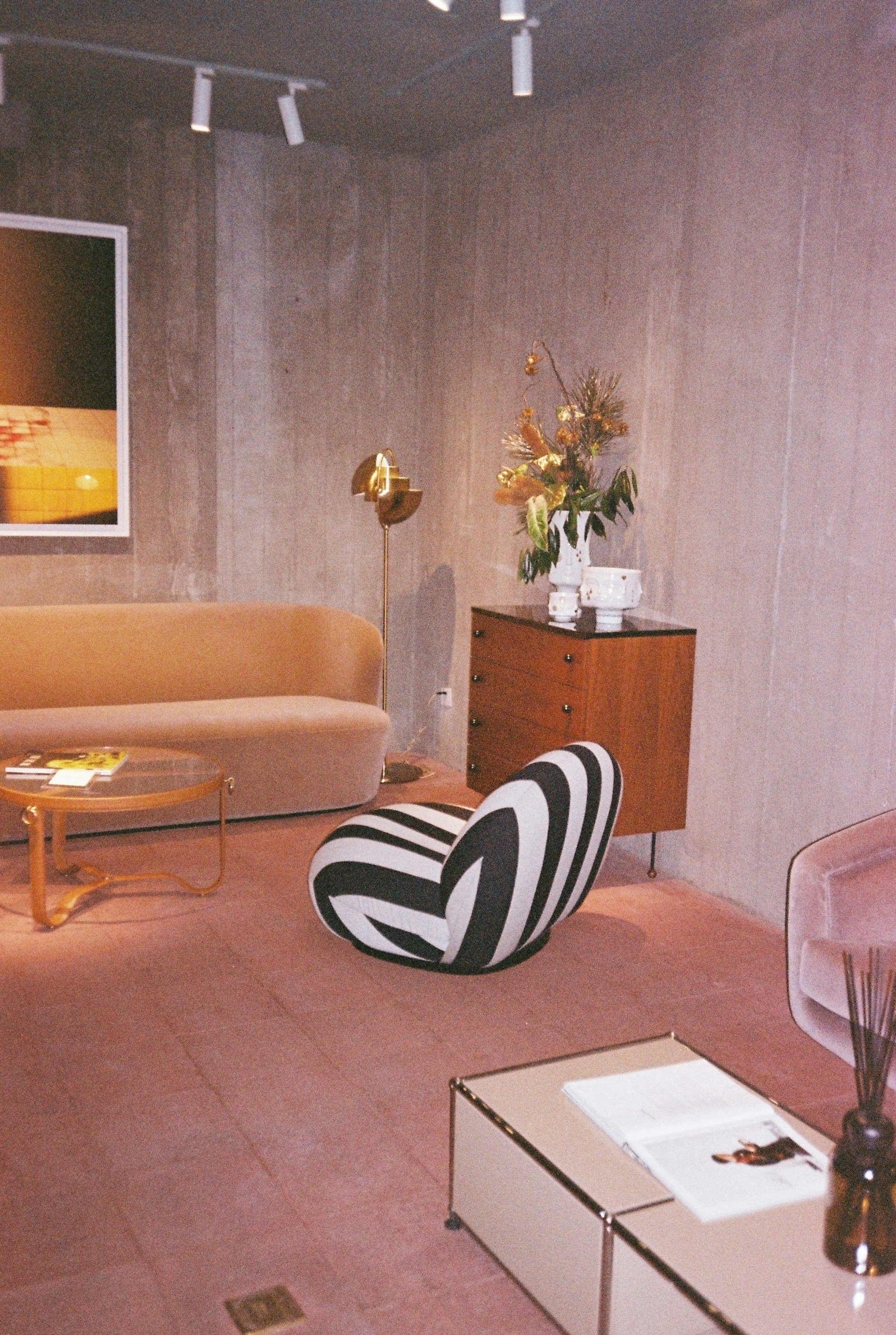 gray computer monitor