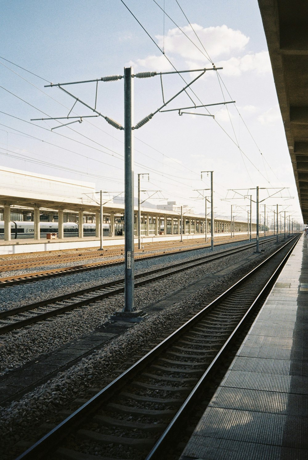 una estación de tren con un tren en las vías