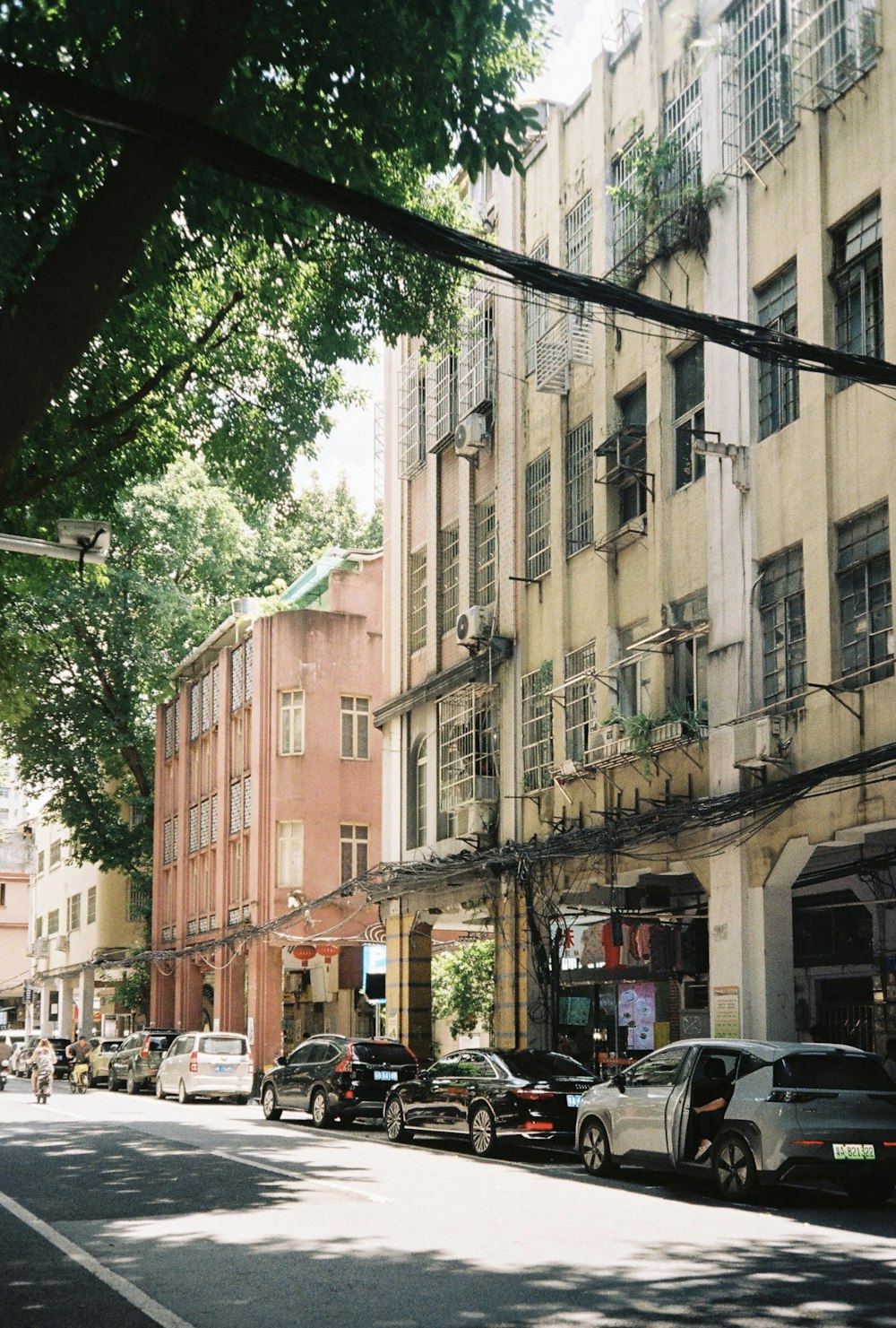 Una calle de la ciudad llena de mucho tráfico junto a edificios altos