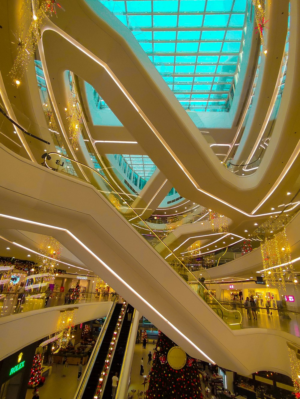 Un grand atrium avec un sapin de Noël au centre