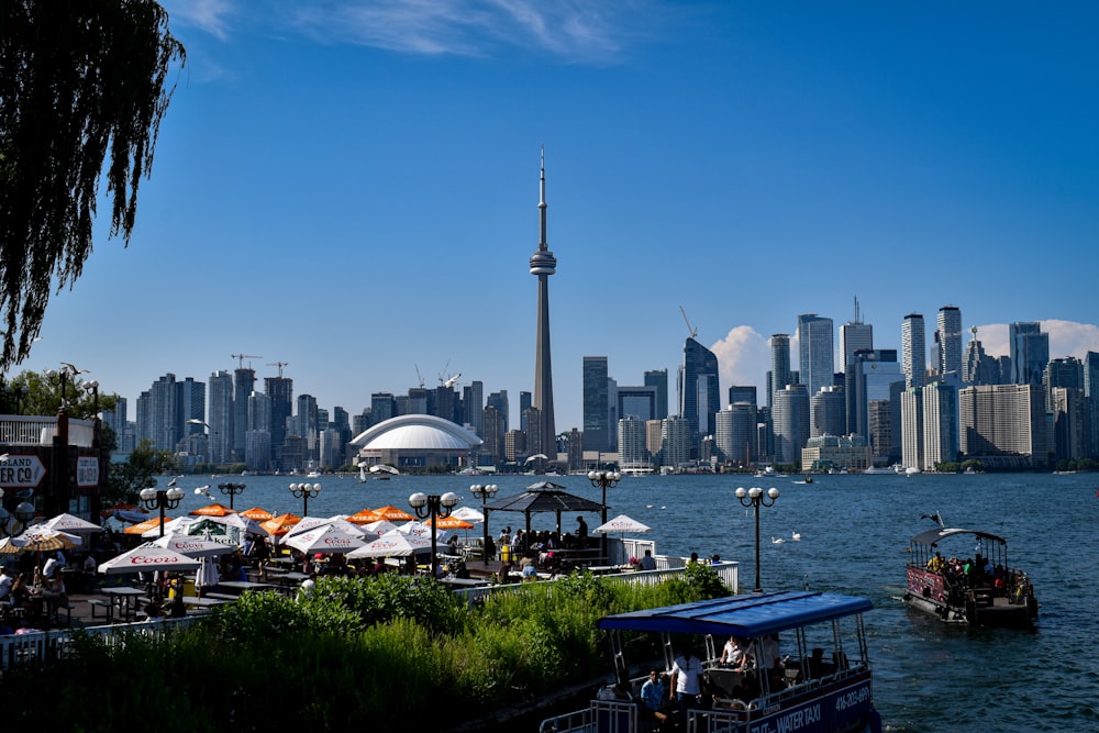 Blick auf die Skyline von Toronto von der anderen Seite des Wassers