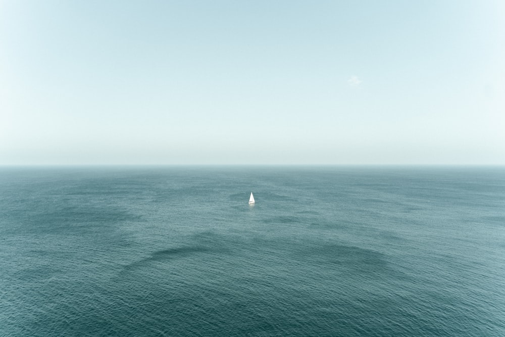 Un velero solitario en medio del océano