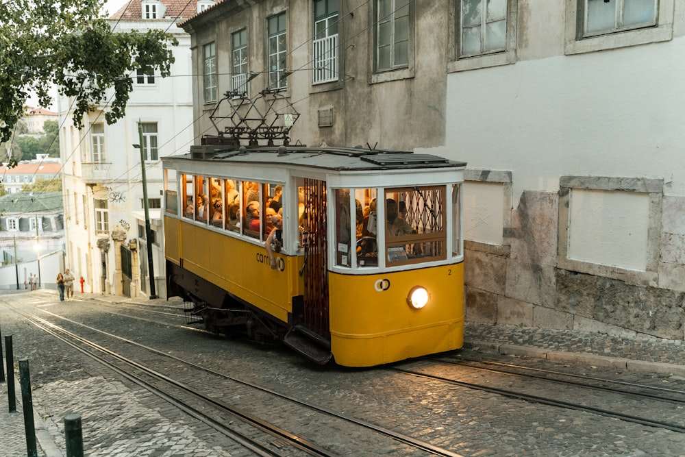 Eine gelbe Straßenbahn auf einer Straße in der Stadt