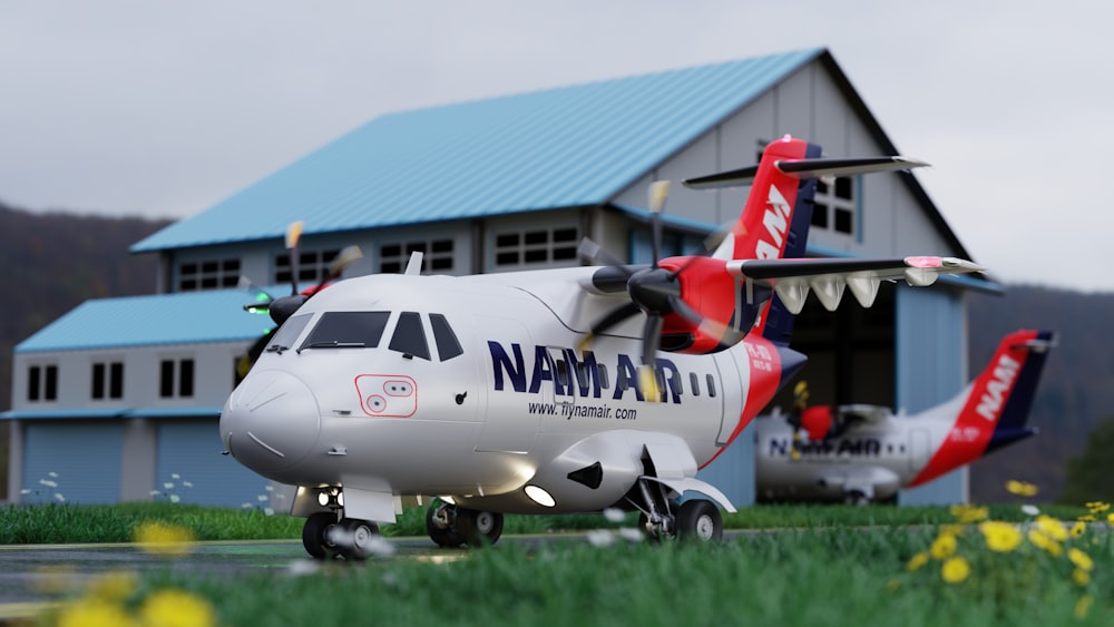 Ein kleines Flugzeug parkt vor einem Haus