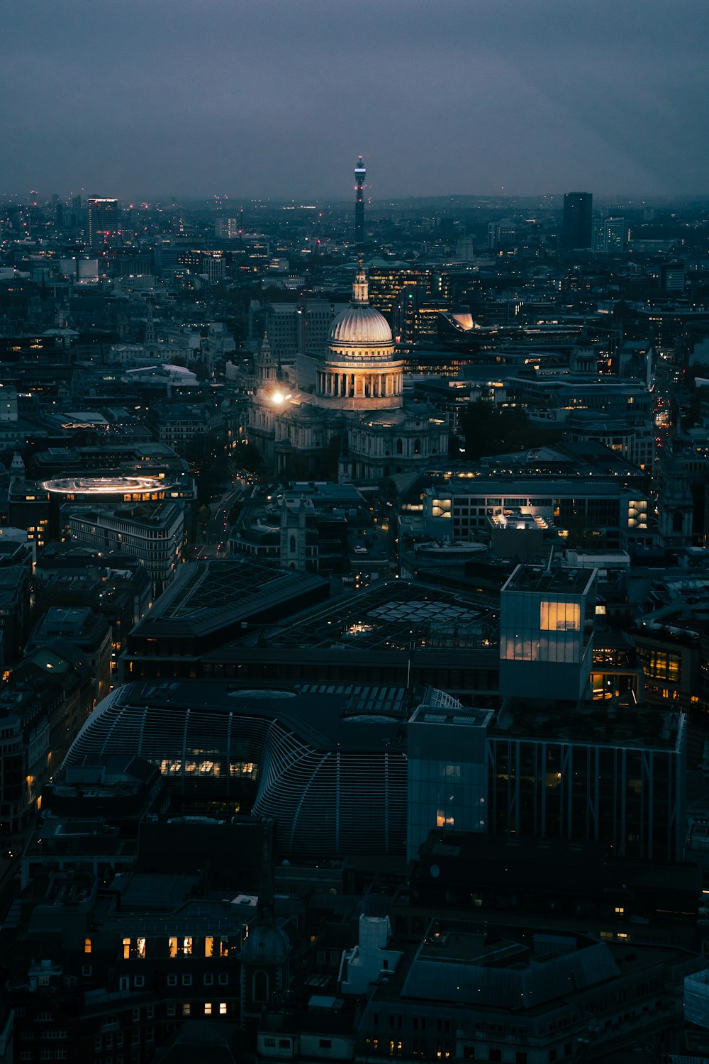 Una veduta della City di Londra di notte