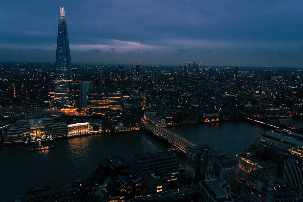 Uma vista aérea da cidade de Londres à noite