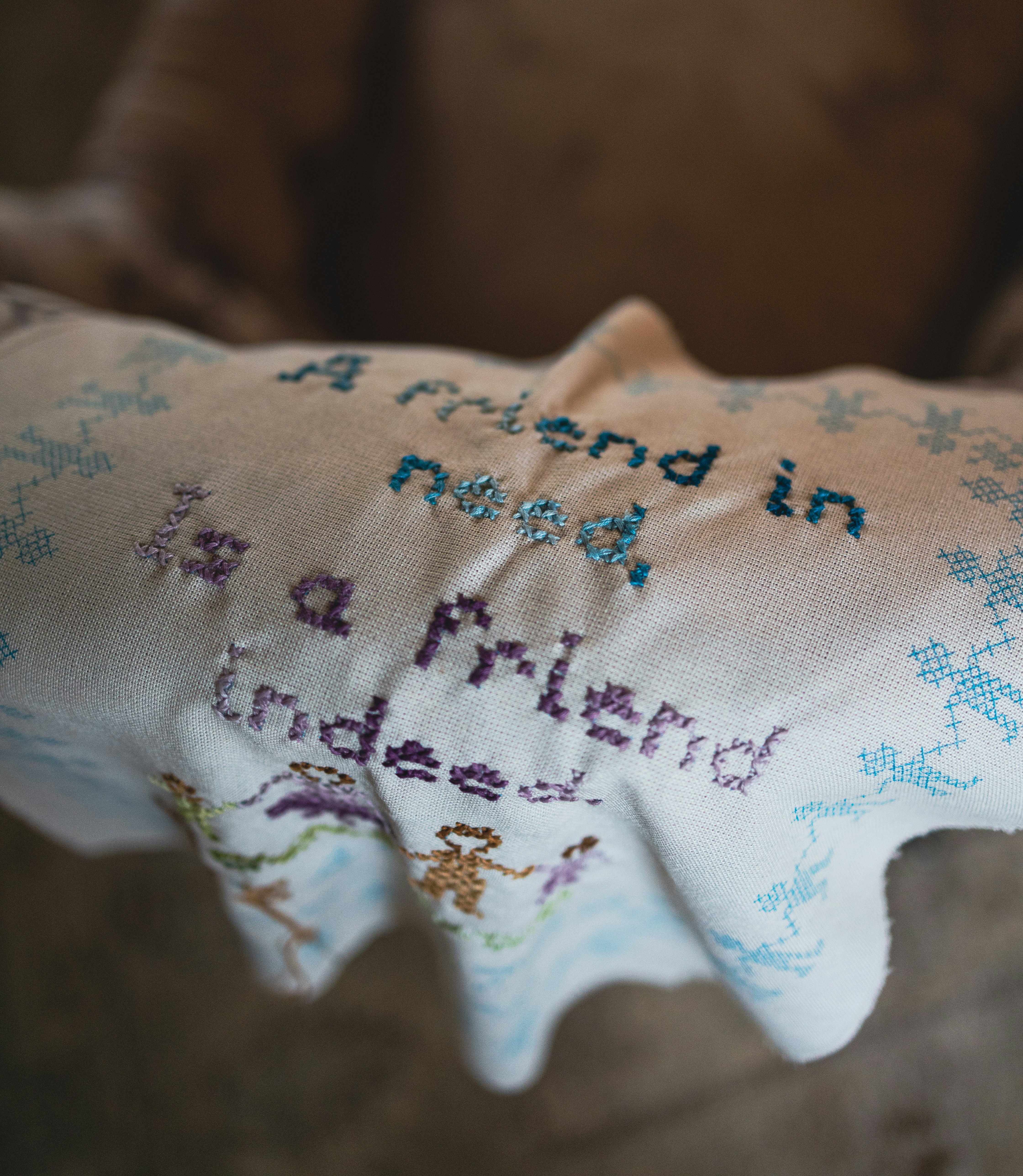 una almohada bordada a mano que dice abuela y abuelo