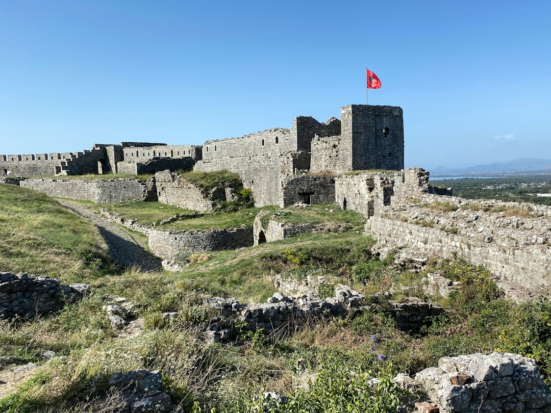eine Burg mit einer Flagge auf der Spitze