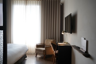 A cozy, fully furnished room with modern amenities.