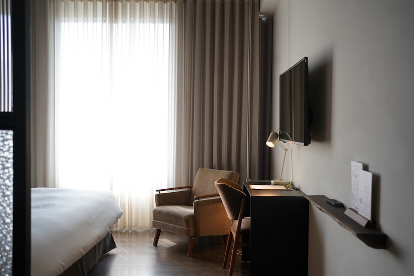A cozy, fully furnished room with modern amenities.