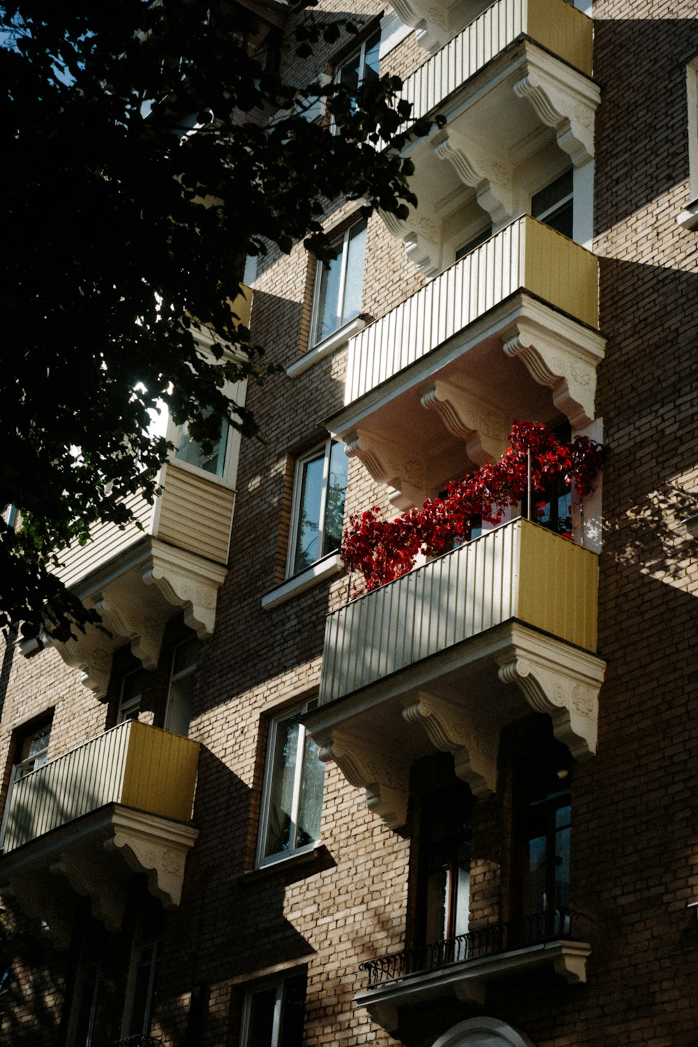 un alto edificio in mattoni con balconi e balconi sul balcone