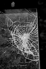 Image of a broken thermopanel glass.