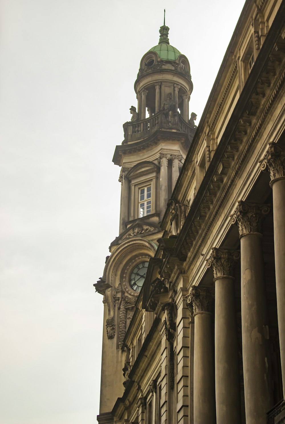 un grand bâtiment avec une horloge sur le dessus