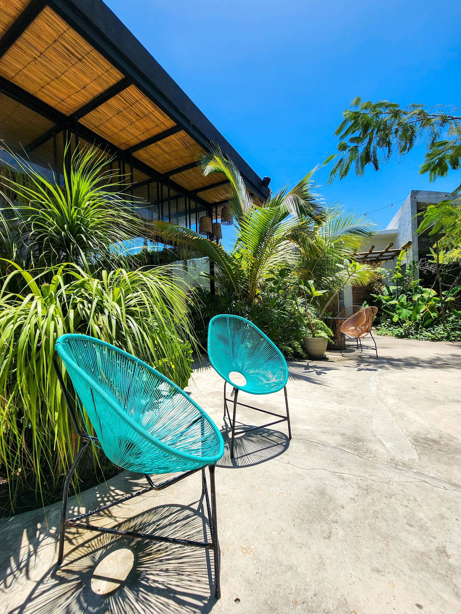 gray computer monitor