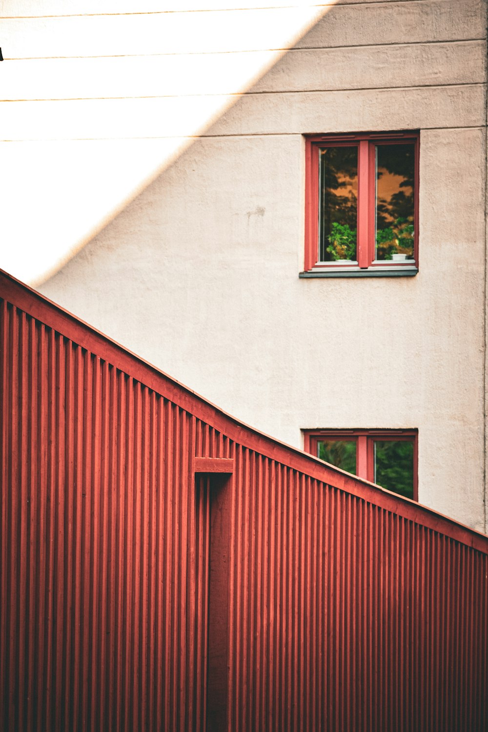 ein rotes Gebäude mit roter Wand und Fenster