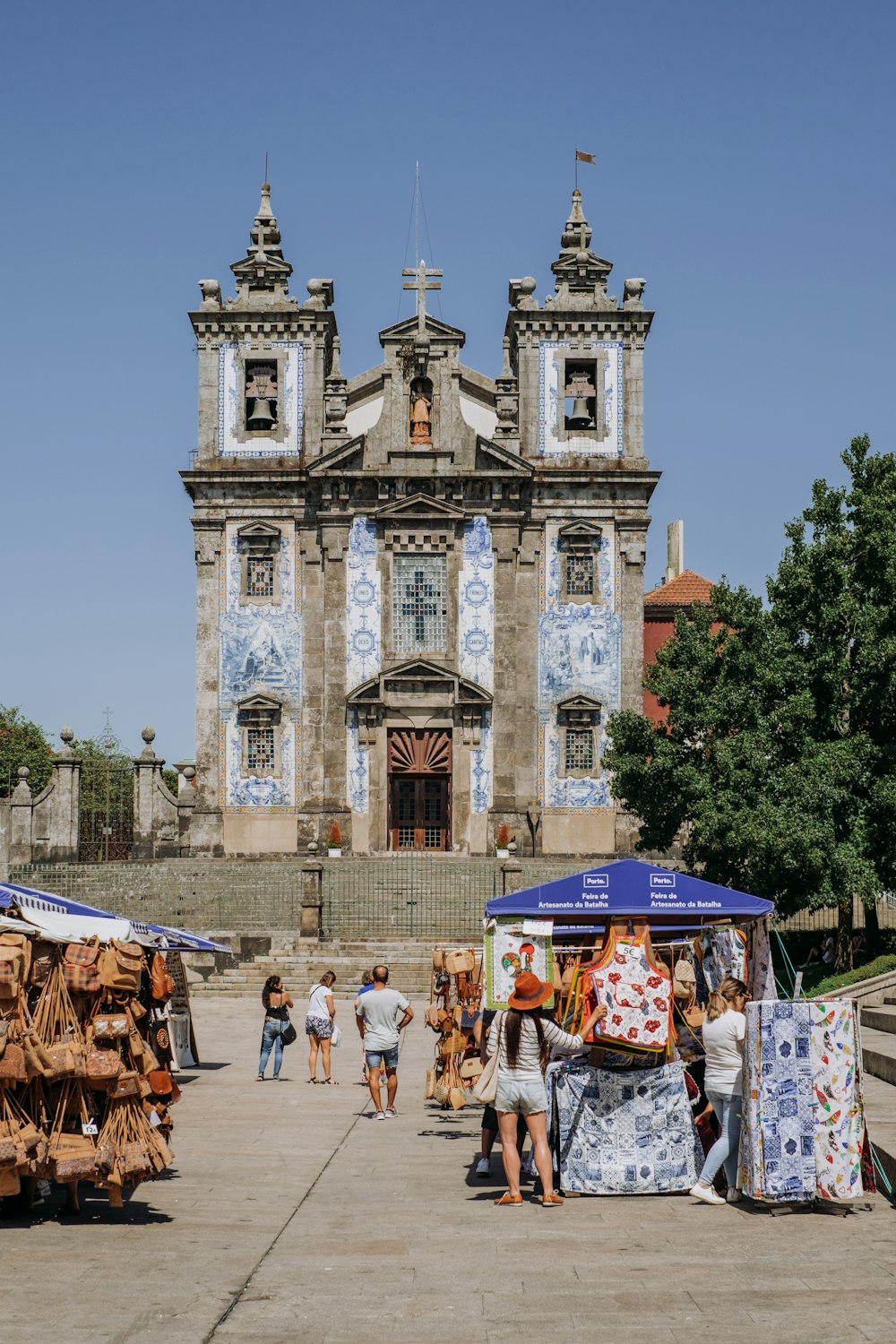 um grupo de pessoas em frente a um prédio