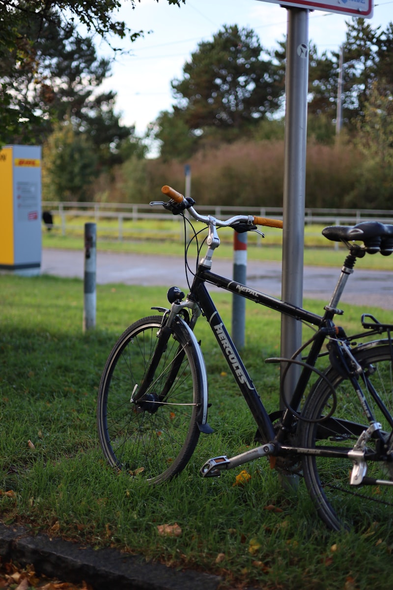 Zwei Fahrräder stehen neben einem Wegweiser