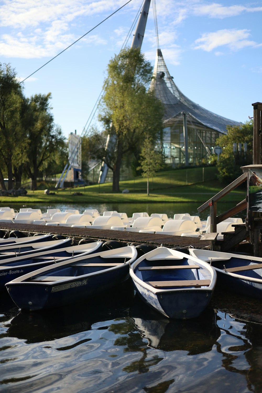 ein Haufen Boote, die im Wasser sitzen