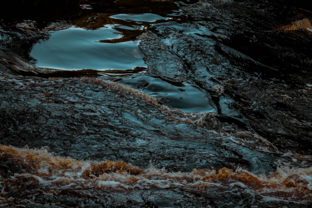 El agua fluye sobre las rocas del río