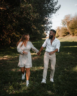 Casal caminhando ao ar livre representando vida saudável, bem-estar e emagrecimento natural