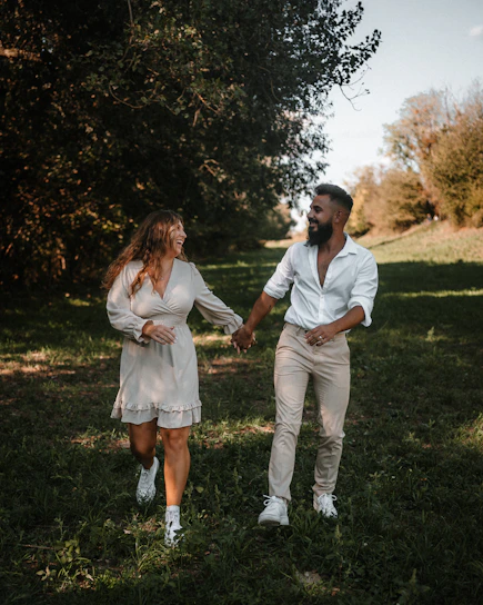 Casal caminhando ao ar livre representando vida saudável, bem-estar e emagrecimento natural