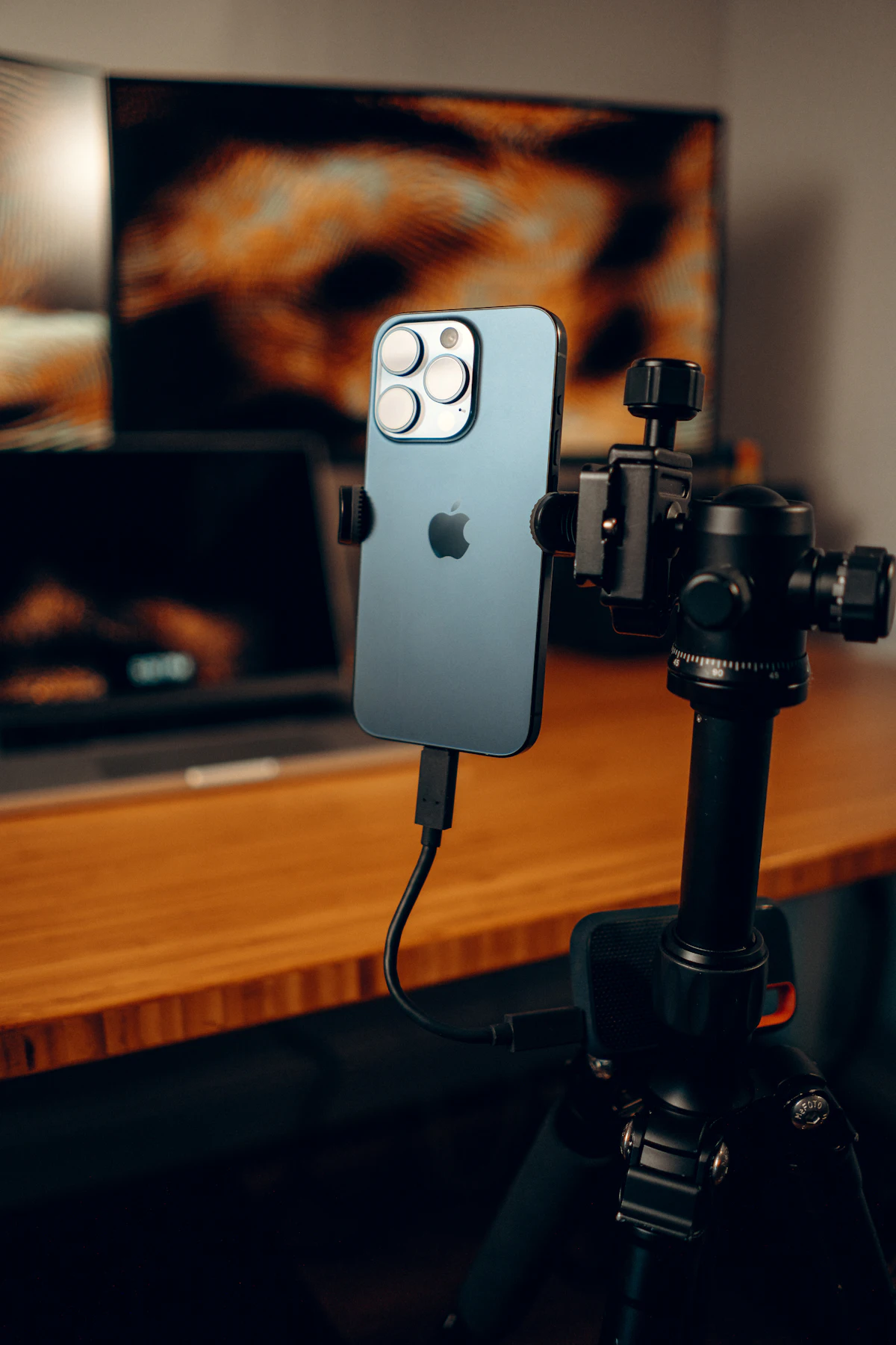 Smartphone di atas tripod siap merekam dan mengedit video dance TikTok untuk konten media sosial konten kreator pemula