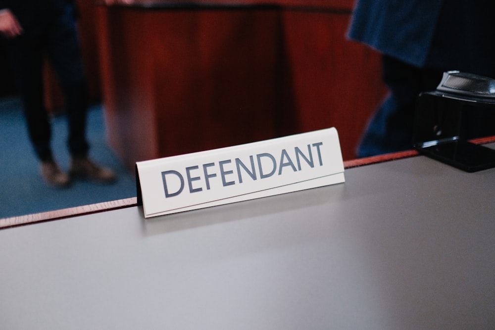 un escritorio con un letrero que dice defender