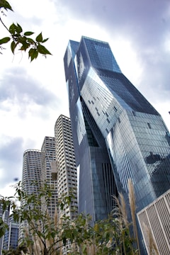 a very tall building in the middle of a city