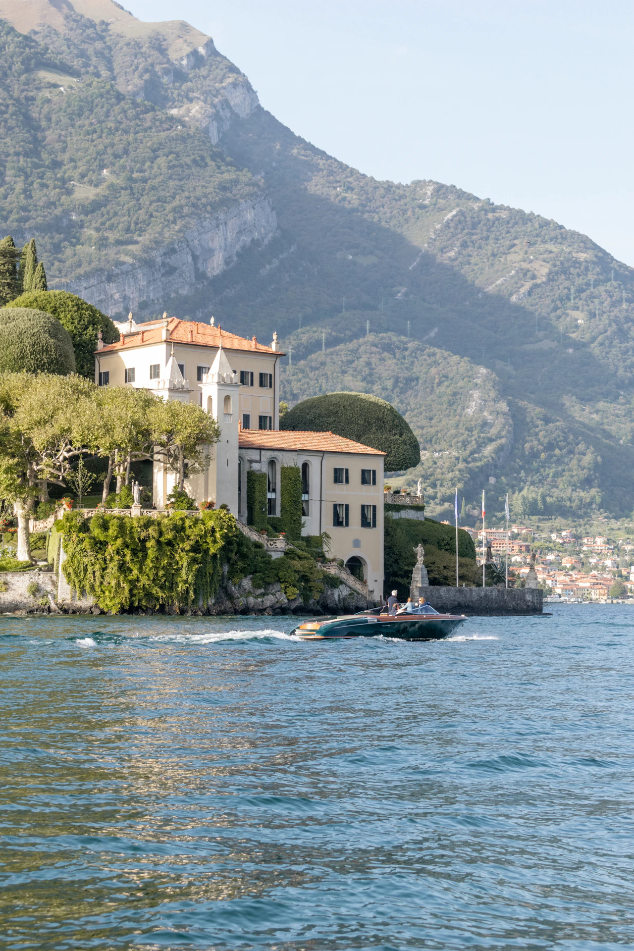 A private villa standing directly on the Bellagio shoreline