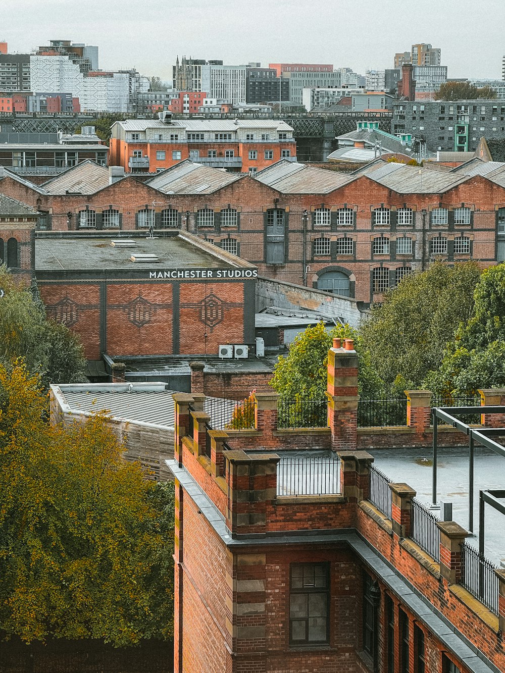 Blick auf eine Stadt vom Dach eines Gebäudes