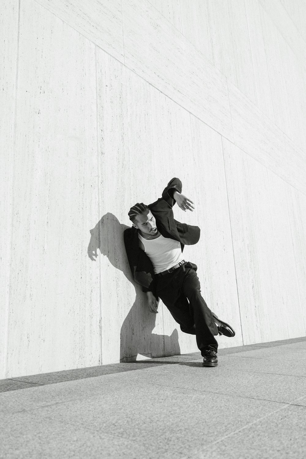 Un par de hombres sentados en lo alto de una pared de cemento