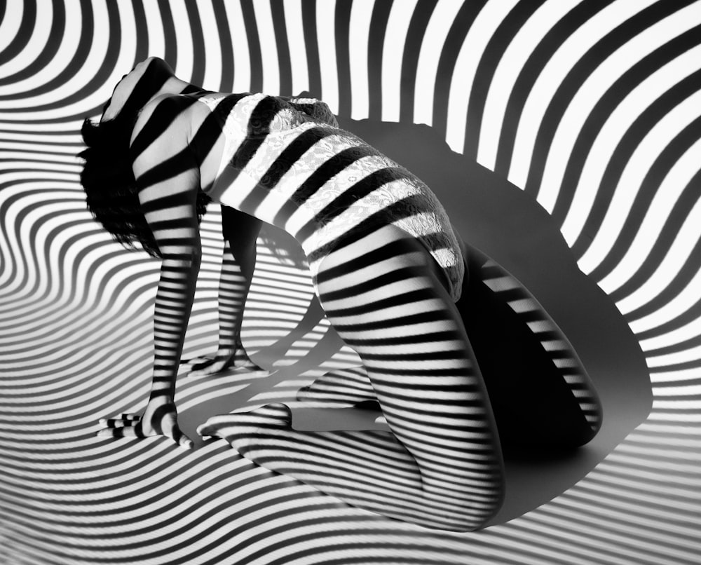 uma foto em preto e branco de uma zebra