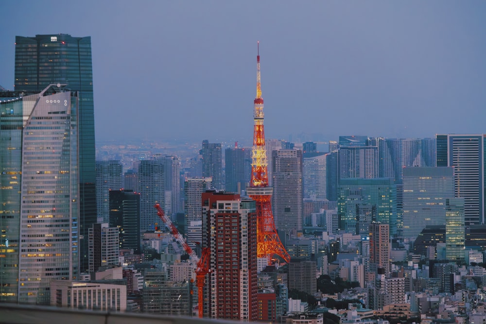 Una vista de una ciudad con edificios altos