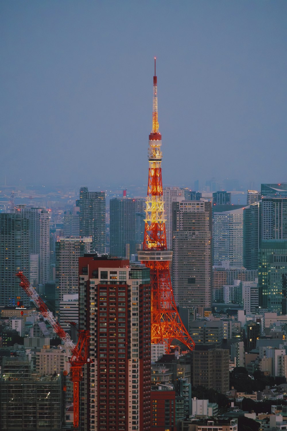 a view of a very tall building in the city