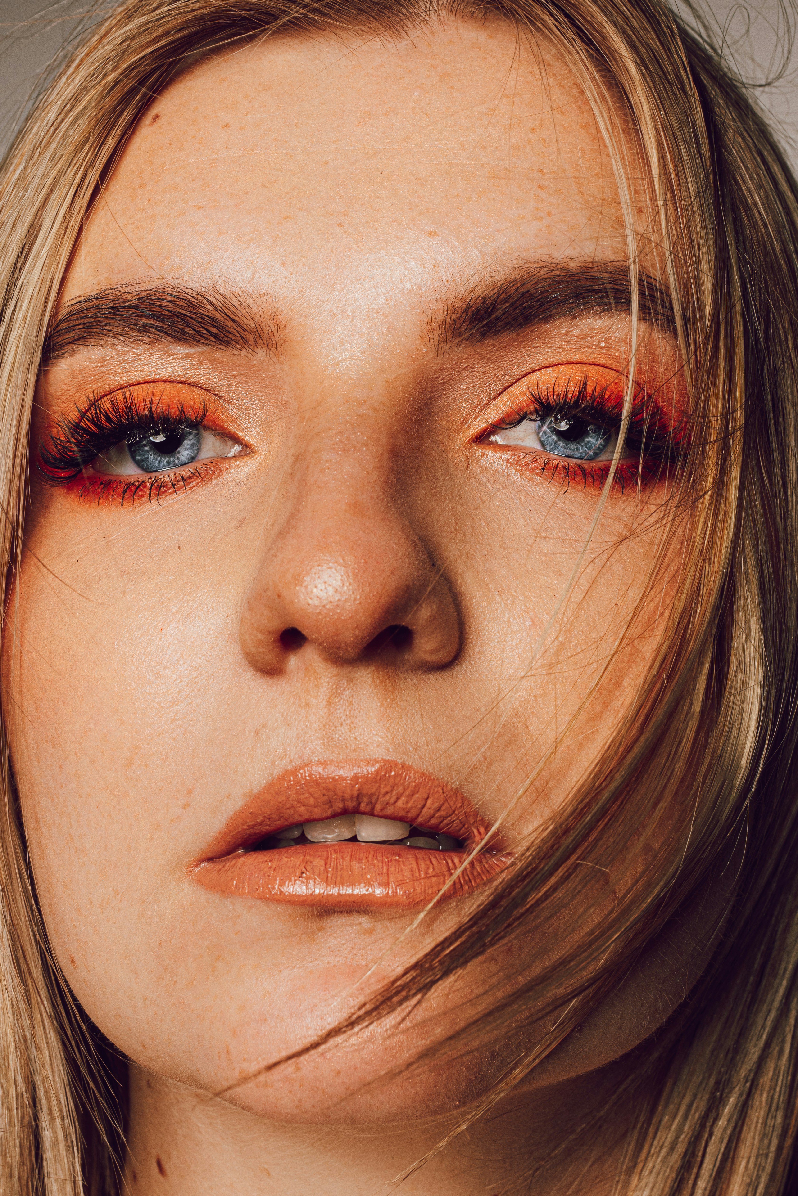 Eine Nahaufnahme einer Frau mit orangefarbenem Make-up