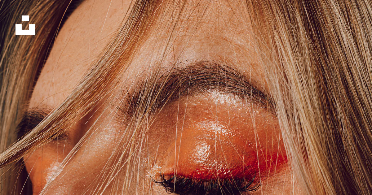 Foto Una mujer con uñas amarillas y labios rojos – Imagen Adulto gratis ...