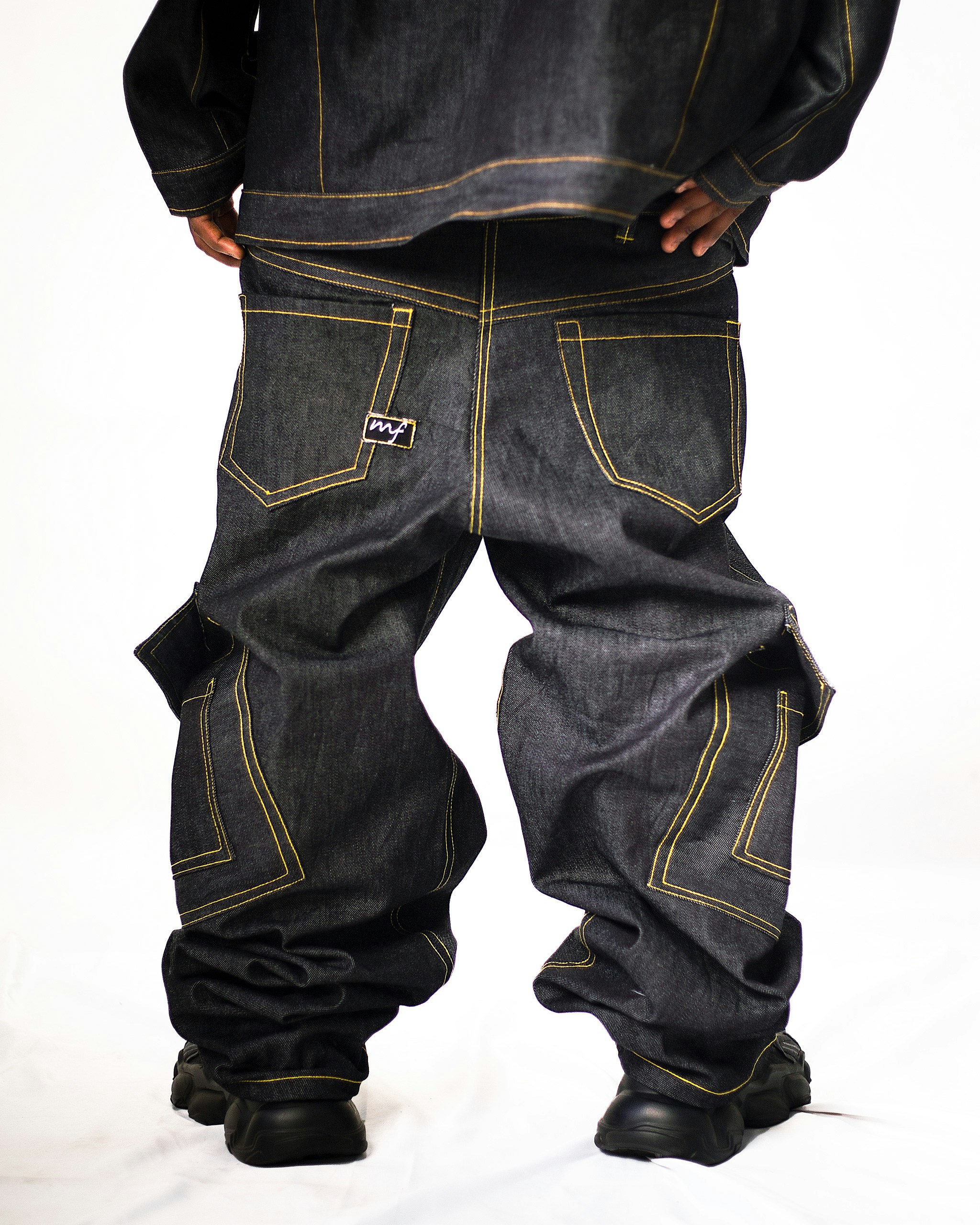 un homme en veste noire et jean