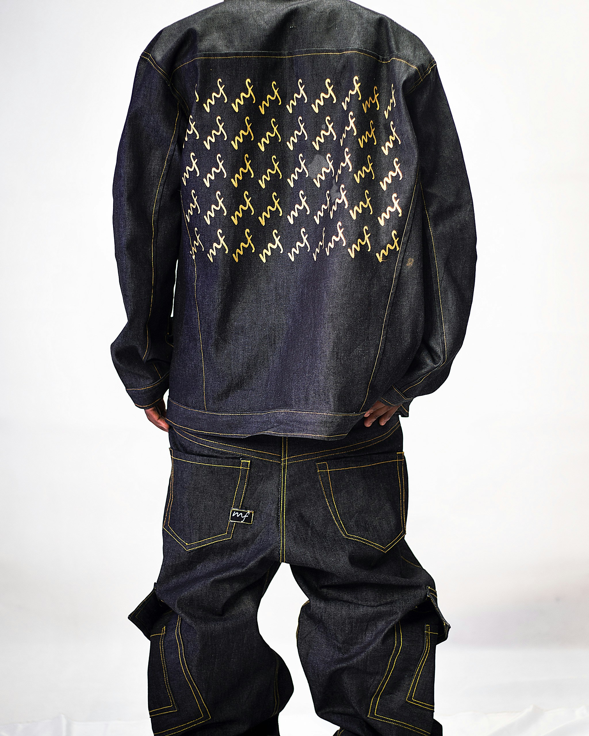 un homme portant une veste en jean avec un motif dessus