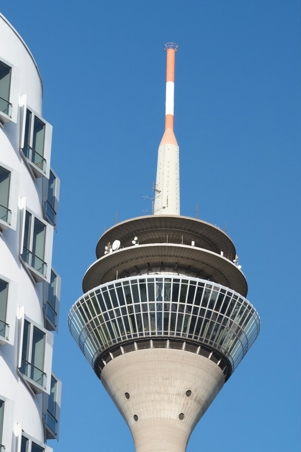 una torre alta con un rascacielos en la parte superior