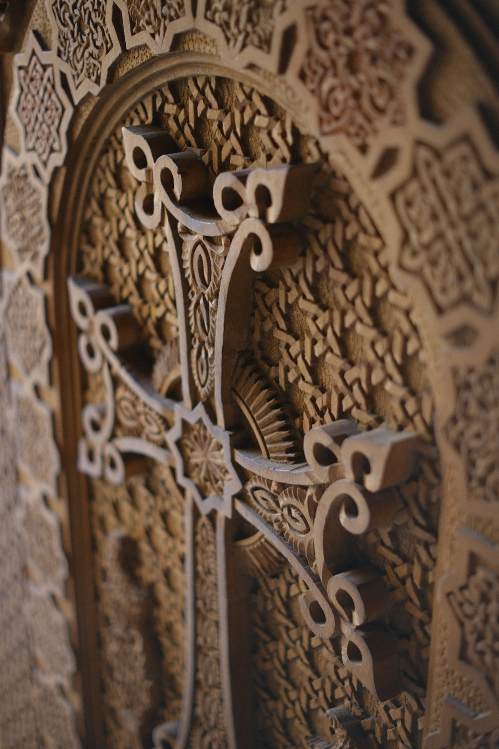 une sculpture en bois d’une croix sur un mur